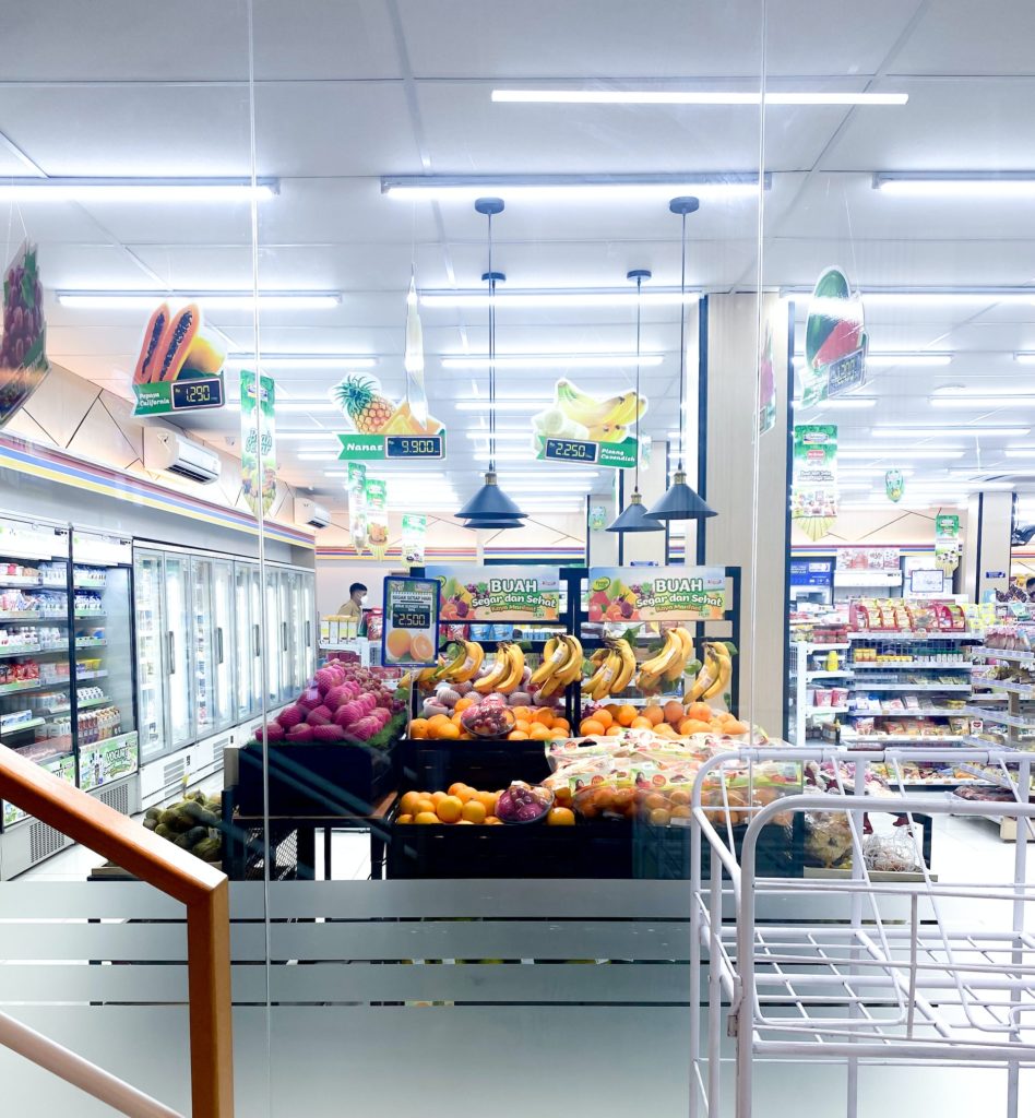Obst- und Gemüseabteilung im Supermarkt
