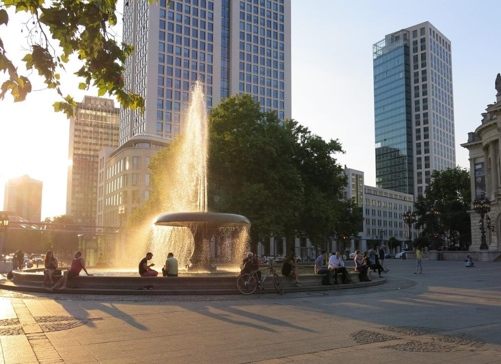 #Marshall-Brunnen vor der Alten Oper#Brunnen#Frankfurt