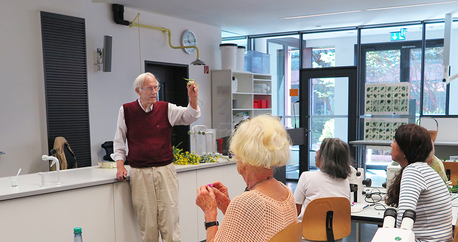 Mit nahezu 100 Lehrveranstaltungen verschiedener Fachrichtungen ist die Teilnahme an der Frankfurter Universität des dritten Lebensalters, kurz U3L, gefragter denn je. Ein Blick hinter die Kulissen dieser Bildungseinrichtung für jüngere Ältere.